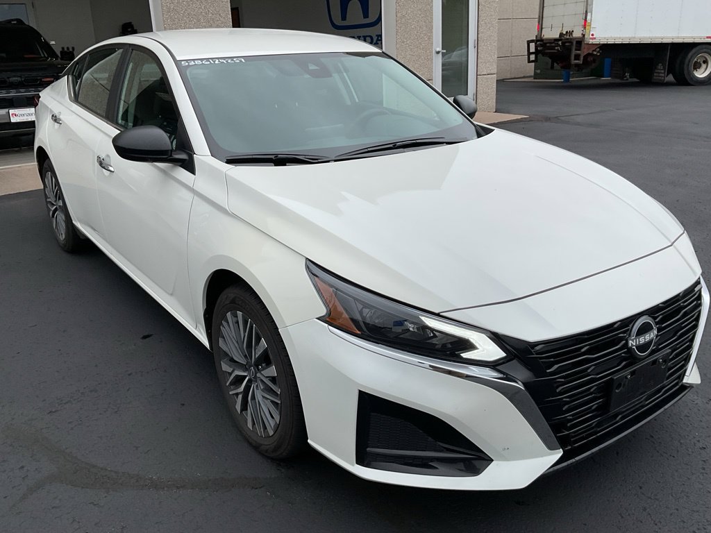 Used 2025 Nissan Altima 2.5 SV AWD/4WD image 3