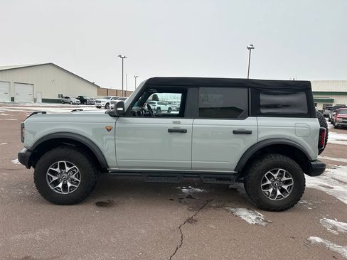 Used 2023 Ford Bronco Badlands image 36