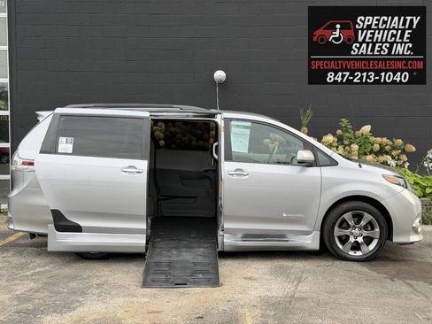 Used 2014 Toyota Sienna SE FWD image 2