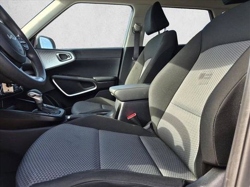 Used 2025 Kia Soul LX w/ LX Technology Package FWD image 11