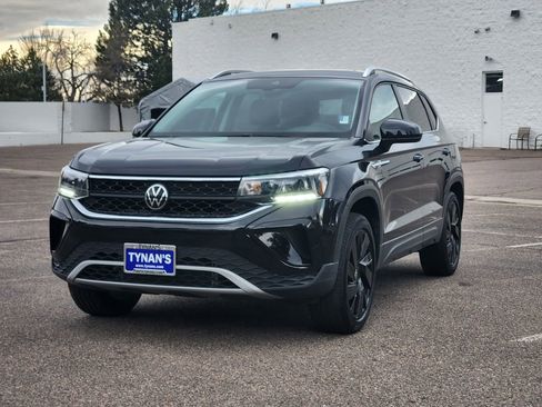Certified 2024 Volkswagen Taos SE image 4