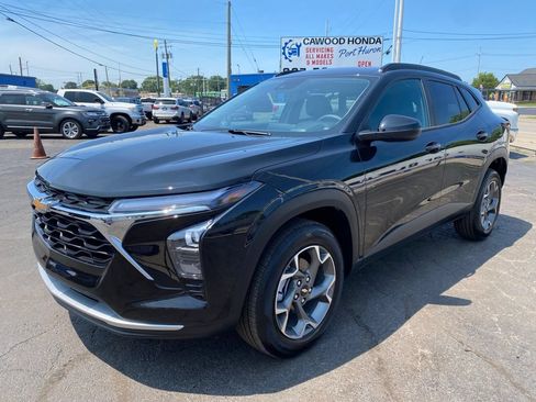 Used 2026 Chevrolet Trax LT FWD image 6