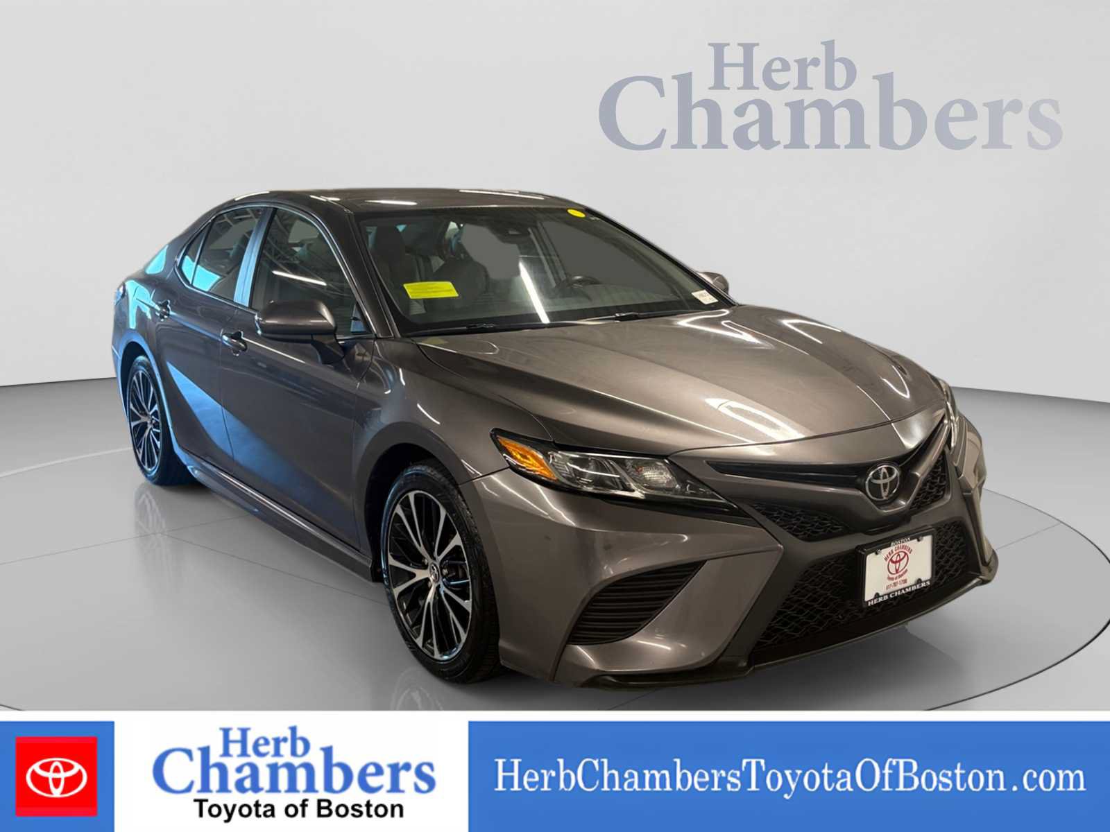 Used 2019 Toyota Camry SE FWD image 1