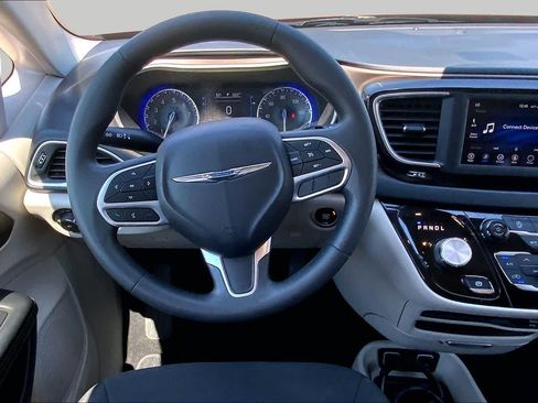 Used 2018 Chrysler Pacifica Touring Plus w/ Tire & Wheel Group FWD image 6