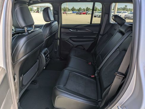 Used 2025 Jeep Grand Cherokee Altitude AWD/4WD image 16