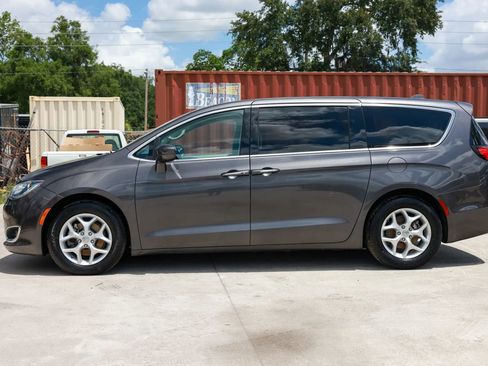 Used 2018 Chrysler Pacifica Touring Plus w/ Tire & Wheel Group FWD image 3