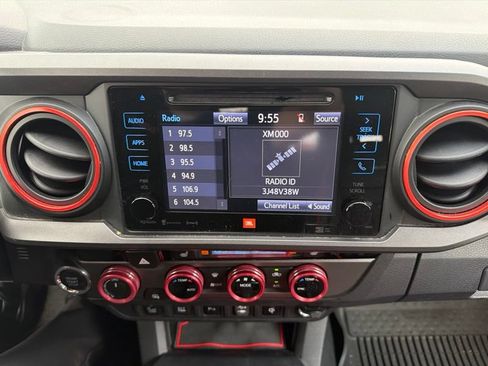 Used 2017 Toyota Tacoma TRD Sport AWD/4WD image 17