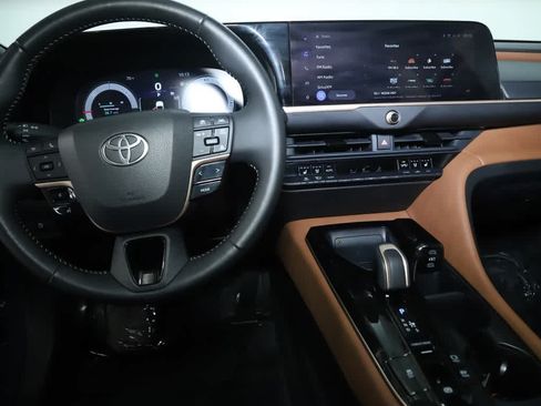 Certified 2025 Toyota Crown Signia AWD/4WD image 30
