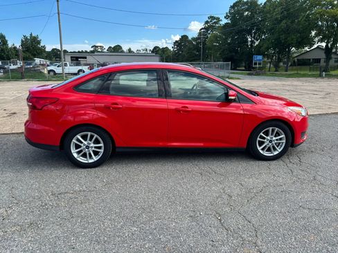 Used 2017 Ford Focus SE FWD image 6