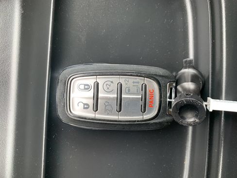 Used 2018 Chrysler Pacifica Touring-L FWD image 16