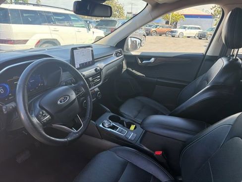 Used 2020 Ford Escape Titanium image 9