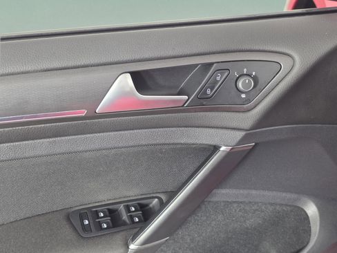 Used 2020 Volkswagen Golf S image 9