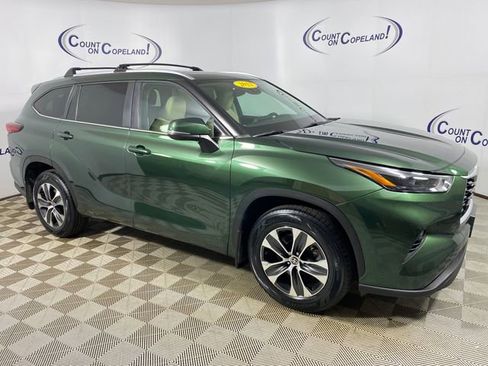 Used 2023 Toyota Highlander XLE AWD/4WD image 1