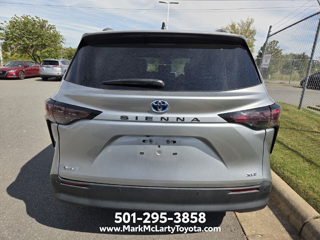 Used 2025 Toyota Sienna XLE FWD image 5