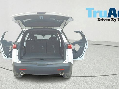 Used 2023 Chevrolet Traverse LT FWD image 12