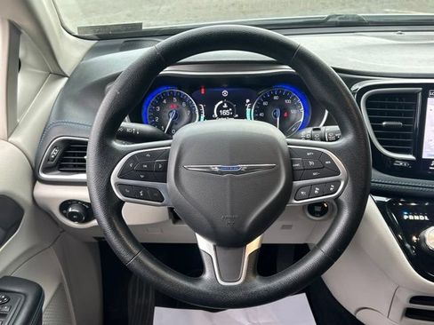 Used 2021 Chrysler Pacifica Touring FWD image 45