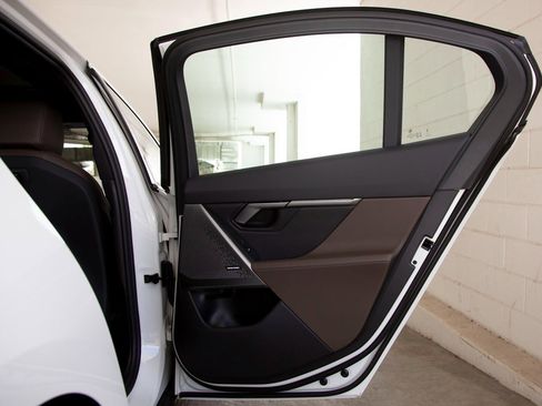 Certified 2025 BMW 530i xDrive 530i xDrive w/ Premium Package image 29