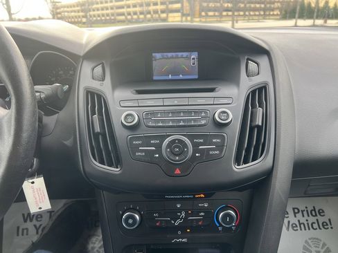 Used 2015 Ford Focus SE w/ SE Cold Weather Package FWD image 21