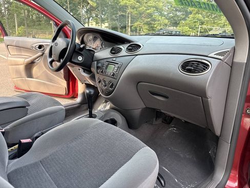 Used 2003 Ford Focus SE FWD image 18