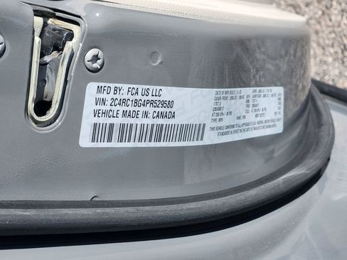 Used 2023 Chrysler Pacifica Touring-L image 34