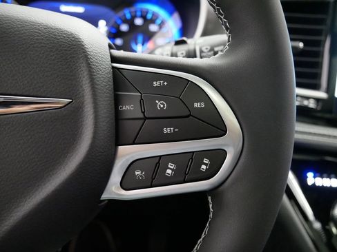 New 2026 Chrysler Pacifica Select AWD/4WD image 36