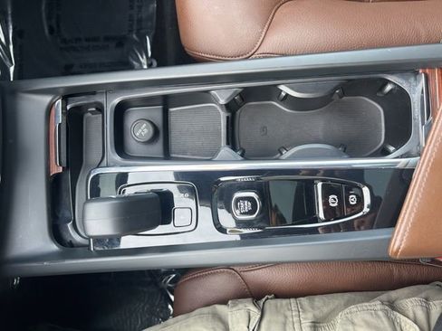 Certified 2023 Volvo XC60 B5 Plus image 38