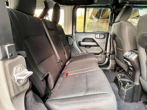 Used 2018 Jeep Wrangler Unlimited Sahara AWD/4WD image 23