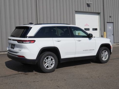 Used 2023 Jeep Grand Cherokee Laredo AWD/4WD image 9