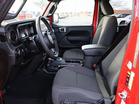 Used 2025 Jeep Wrangler Unlimited Rubicon image 28