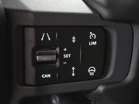 New 2025 Land Rover Defender 90 X-Dynamic SE image 25