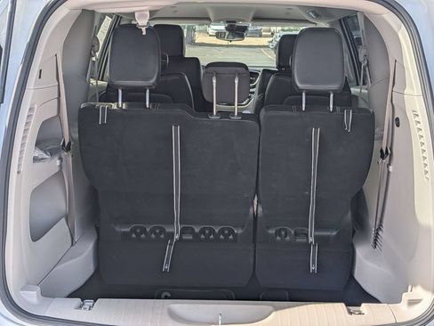 Used 2023 Chrysler Pacifica Touring-L FWD image 34
