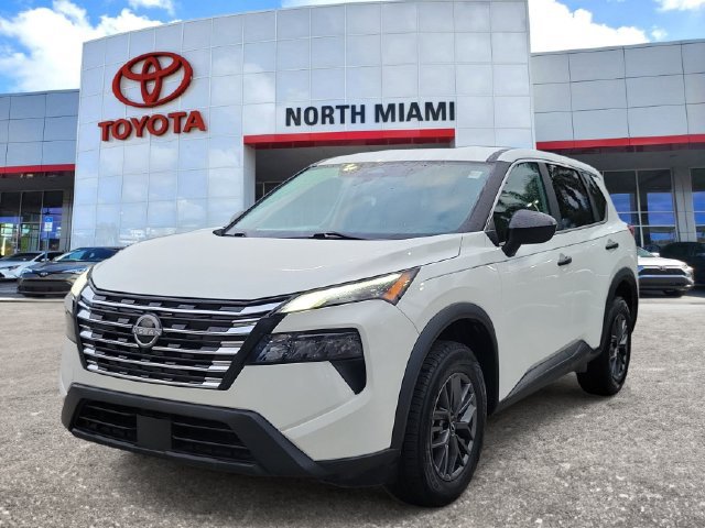 Used 2024 Nissan Rogue S FWD image 2