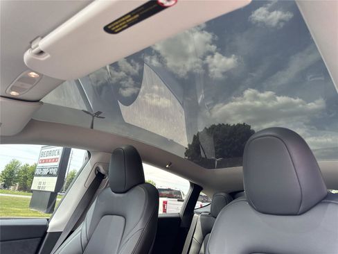 Used 2025 Tesla Model Y Performance AWD/4WD image 17