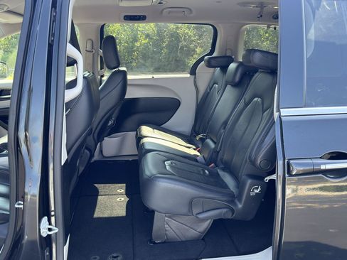 Used 2018 Chrysler Pacifica Touring-L FWD image 13