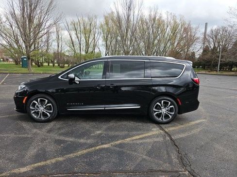 Used 2026 Chrysler Pacifica Pinnacle image 2