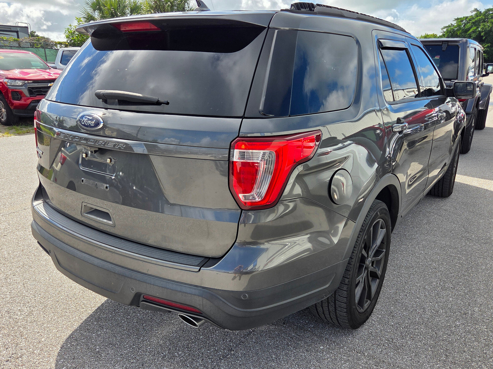 Used 2018 Ford Explorer XLT w/ Equipment Group 202A FWD image 3