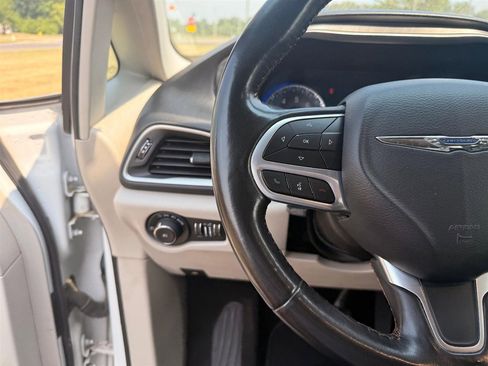 Used 2020 Chrysler Pacifica Touring-L w/ Advanced Safetytec Group image 9