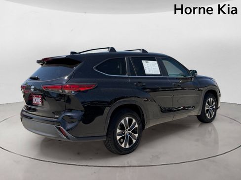 Used 2023 Toyota Highlander XLE FWD image 4