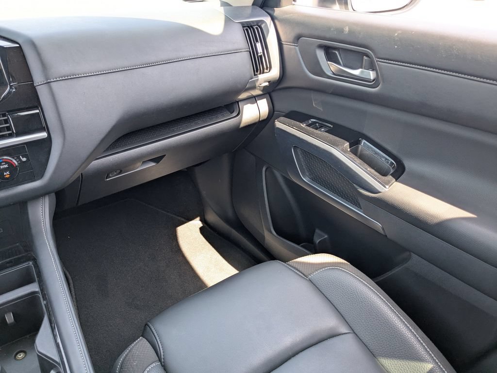 Used 2025 Nissan Pathfinder SL FWD image 15