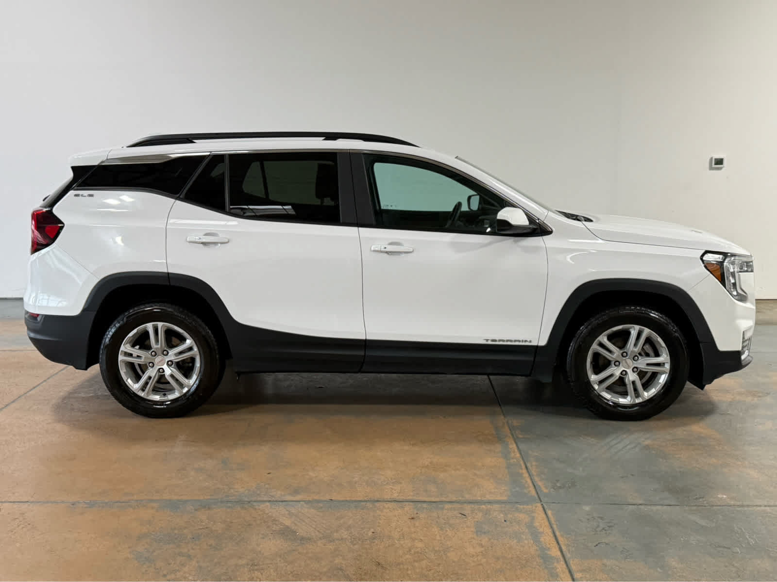 Used 2022 GMC Terrain SLE w/ Driver Convenience Package AWD/4WD image 5