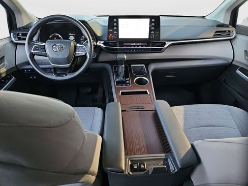 Certified 2021 Toyota Sienna LE FWD image 18