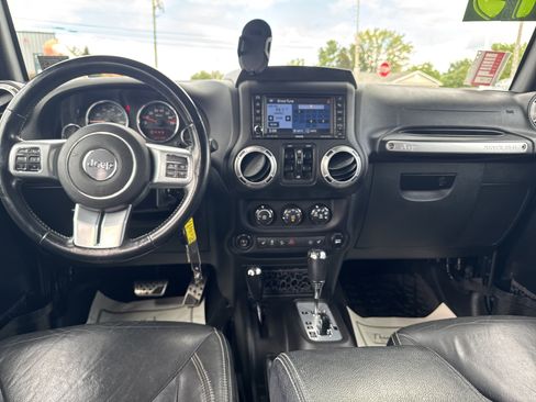 Used 2015 Jeep Wrangler Unlimited Rubicon AWD/4WD image 14