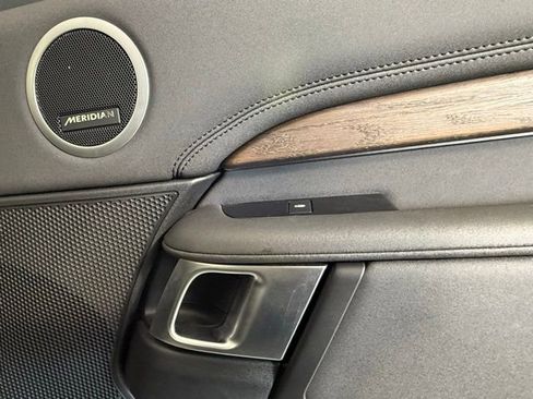 Used 2020 Land Rover Discovery HSE image 36