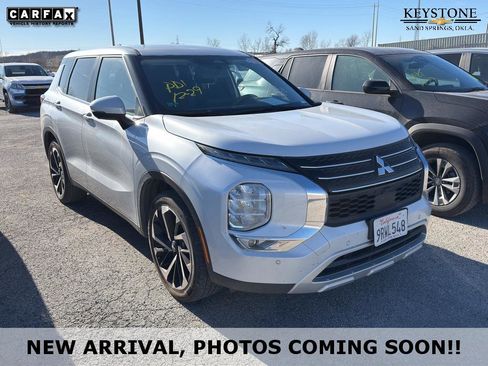 Used 2024 Mitsubishi Outlander SE image 1