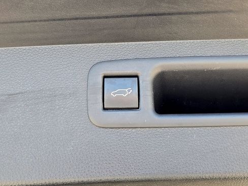 Used 2021 Toyota Highlander XLE AWD/4WD image 15