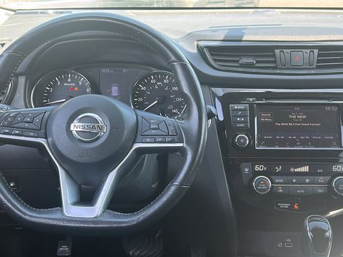 Used 2018 Nissan Rogue SV AWD/4WD image 13