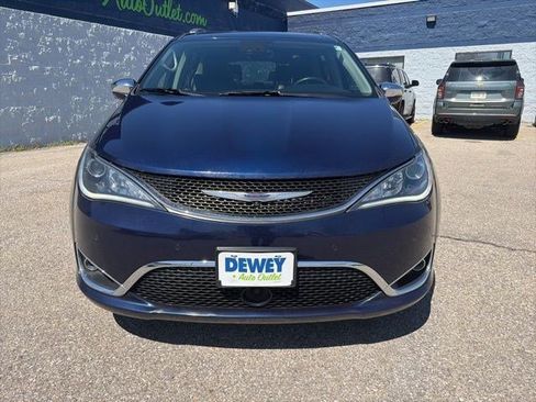 Used 2019 Chrysler Pacifica Limited w/ Tire & Wheel Group FWD image 8
