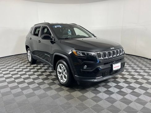 Used 2025 Jeep Compass Latitude AWD/4WD image 8
