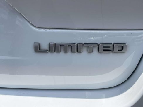 Used 2025 Jeep Grand Cherokee Limited w/ Luxury Tech Group II RWD image 9