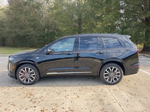 Used 2024 Cadillac XT6 Sport w/ Technology Package image 2